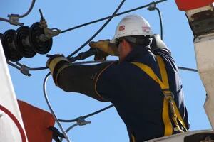 Por “eficiencia”: las empresas de electricidad pagan un bono de $600.000 promedio a sus empleados