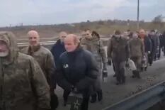 La simbólica actitud que adoptó un grupo de soldados ucranianos tras ser liberados