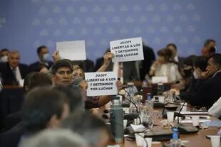 Un grupo de diputados protestó con carteles cuando hablaba el gobernador de Jujuy, Gerardo Morales.