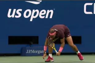 US Open: el golpe que Rafael Nadal se dio con la raqueta en el rostro en el partido contra Fognini