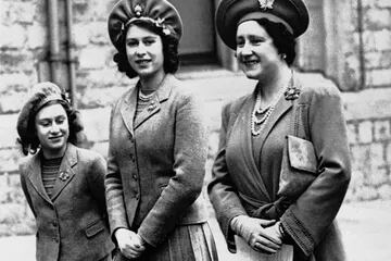 La princesa Isabel de 16 años (centro) junto a su madre la reina Isabel y su hermana menor la princesa Margarita mientras caminan hacia el patio de armas del Castillo de Windsor para una revisión de la Guardia de Granaderos, el 19 de mayo de 1942
