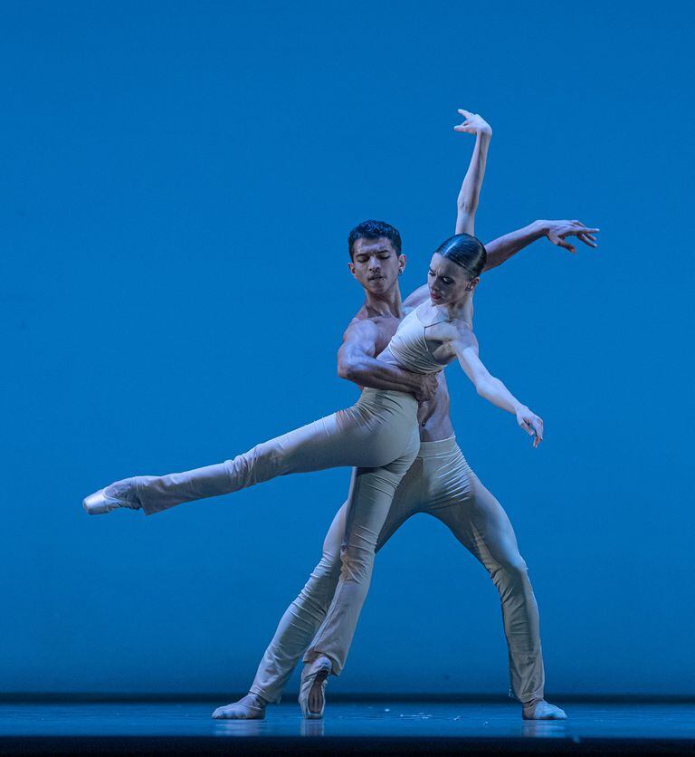 Jiva Velázquez y Nadia Muzyca en una escena de "Clear", obra que integra el programa que está presentando el Ballet del Teatro Colón