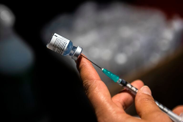 Una enfermera prepara una vacuna de Pfizer para COVID-19 durante una campaña para terceras dosis en la Antel Arena en Montevideo, Uruguay, el lunes 16 de agosto de 2021. (AP Foto/Matilde Campodónico)