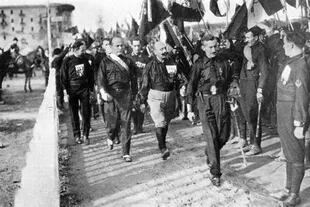 Veinticinco mil fascistas marchan sobre Roma con Mussolini a la cabeza