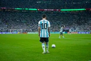 Messi en la inmensidad del estadio de Lusail, una enorme caverna iluminada por su inspiración.