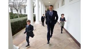 El Presidente corre por la Columnata con los hijos de Denis McDonough en camino hacia el anuncio de que Denis se convertiría en el nuevo Jefe de Estado Mayor el 25 de enero de 2013.