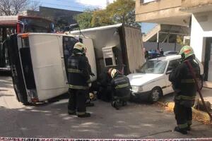 Triple choque en Mataderos entre un colectivo, un camión y un auto