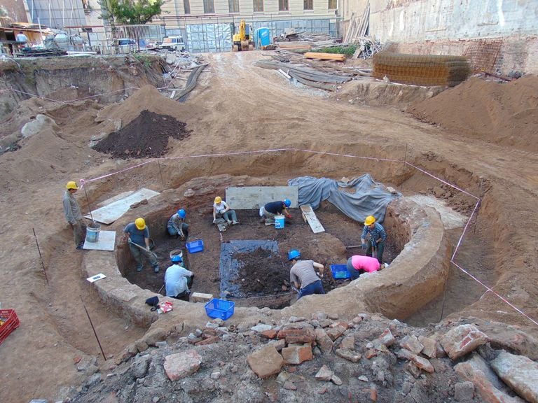 La cisterna mide unos 7 metros de diámetro, con paredes de 55 centímetros y tiene una capacidad de 220 mil litros de agua.