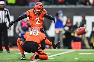 Evan McPherson (2), pateador de los Bengals de Cincinnati, patea el gol de campo de la victoria de 20 yardas, durante la segunda mitad del juego de la NFL en contra de los Chiefs de Kansas City, el domingo 2 de enero de 2022, en Cincinnati. (AP Foto/David Dermer)