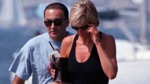 Pocos meses atrás, Lady Di y Dodi Al Fayed habían comenzado su relación y fueron descubiertos por paparazzi disfrutando de un paseo por el Mediterráneo