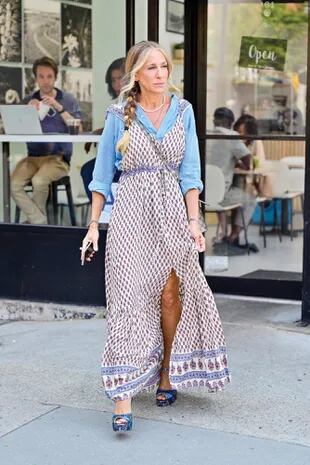 La audacia es una de las marcas registradas del estilo de Carrie Bradshaw, capaz de combinar una camisa con un solero, sandalias de taco alto y salir airosa.


