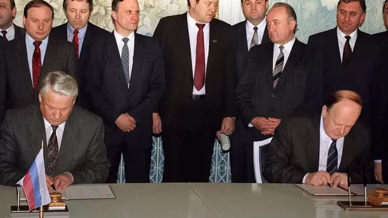 Boris Yeltsin y Stanislav Shushkevich firmando el Tratado de Belavezha el 8 de diciembre de 1991