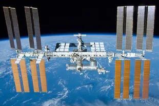 Una cámara instalada en la Estación Espacial Internacional registró los ovnis en la órbita terrestre el pasado 15 de noviembre