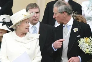 La reina Isabel II y el príncipe Carlos, quien será su sucesor