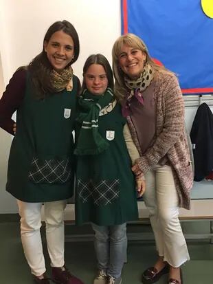 Martina ,junto a dos compañeras de trabajo, en el colegio St, Marie House