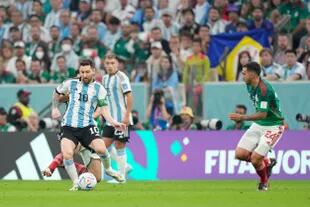 Lionel Messi domina la pelota durante el partido que disputan Argentina y México, por la primera fase de la Copa del Mundo Qatar 2022 en el estadio Lusail, Doha, el 26 de Noviembre de 2022.