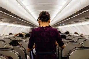 Una azafata reveló la razón por la que debemos avisar antes de cambiar de asiento en el avión