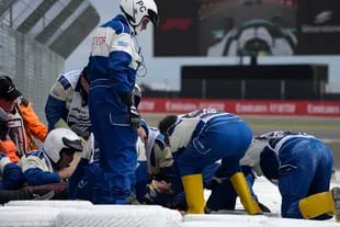 El piloto chino de Alfa Romeo, Guanyu Zhou, recibe tratamiento médico después de verse involucrado en un accidente al comienzo del Gran Premio de Fórmula Uno de Gran Bretaña en el circuito de Silverstone