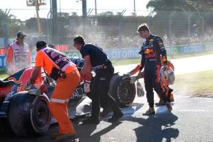 La frustración de Max Verstappen tras abandonar en el circuito Albert Park de Melbourne.