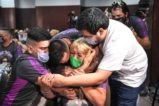 Los familiares de Araceli Fulles, abrazados al escuchar la condena a prisión perpetua recibida por los tres femicidas