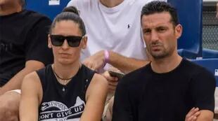 Scaloni y su esposa, en un evento de tenis, en Mallorca