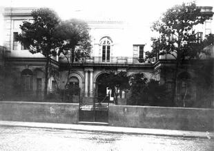 La escuela Guillermo Rawson, en San Telmo, fue sede de la primera facultad de Medicina.