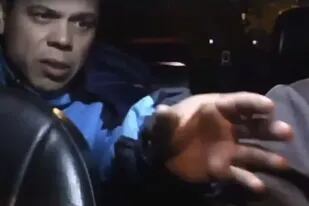Un taxista puso una cámara oculta en su auto y filmó el momento en el que lo asaltaban