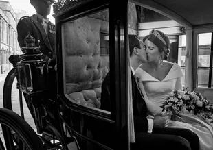 Los recién casados se dieron el primer beso en la escalinata de la capilla... y uno extra en el carruaje.