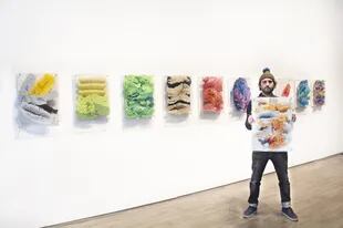 Libedinsky mostró en Instagram el desarrollo de sus piezas con escobillones de colores
