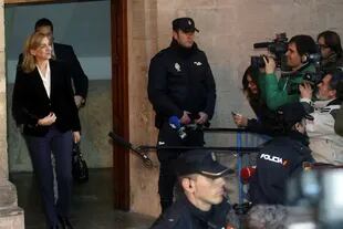 Periodistas siguen a la Infanta a la salida de los Tribunales españoles