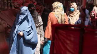 El Talibán decretó que las mujeres deben usar el velo para cubrirse la cara.