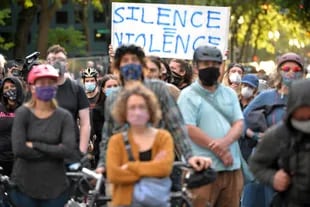 Una multitud protesta pacíficamente durante una manifestación frente al Centro de Justicia del Condado de Multnomah, en Portland, el 17 de julio pasado