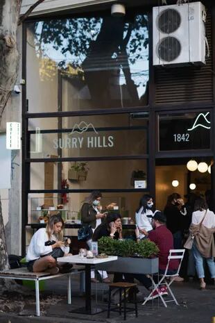 La vereda del palermitano Surry Hills, inspirado en los cafés australianos.