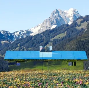 Una casa en los Alpes suizos cuenta con estos vidrios y se camufla en el paisaje