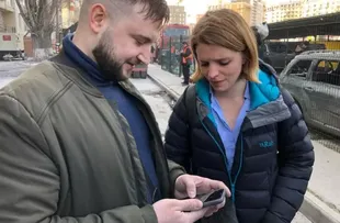 Yuriy mira fotos de su esposa e hija con nuestra reportera