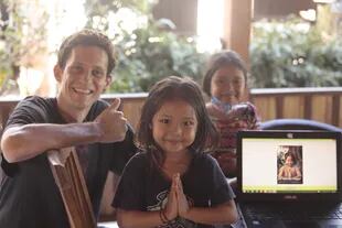 Gastón Fournier con dos hermanas en Bali, las pequeñas Puspa y Dewi; en la isla de Indonesia pasó seis meses de la pandemia conviviendo con una familia local
