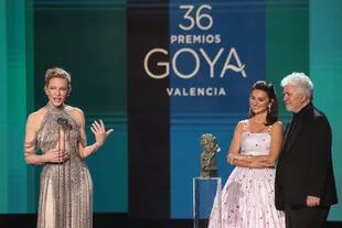 Cate Blanchett recibe el premio Goya Internacional de manos de Penélope Cruz y Pedro Almodóvar. 