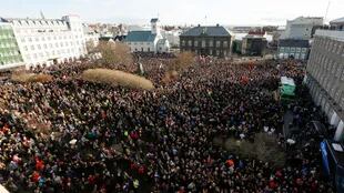 En Islandia, miles de personas pidieron ayer la renuncia del primer ministro, involucrado en el caso