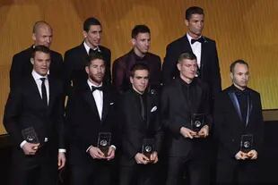 Di María junto con Messi, y debajo de ellos, Lahm, en la gala de la FIFA de 2014; el alemán considera que, después de Lionel, "Fideo" y el "Kun" son los mejores argentinos; "Tengo curiosidad por saber adónde seguirá jugando Agüero", dice