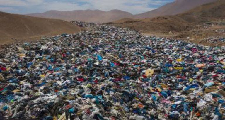 El inmenso cementerio de ropa usada en el desierto de Atacama