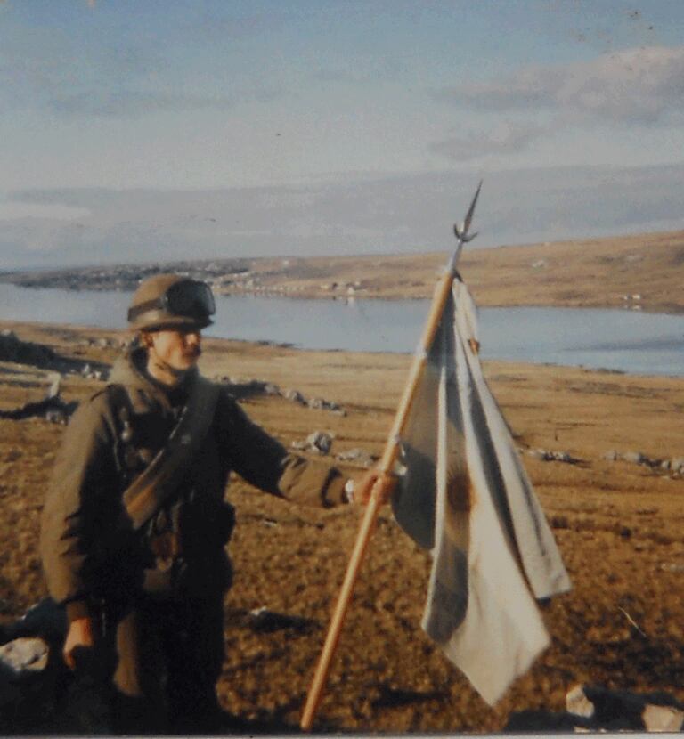 El teniente Miguel Cargnel en Puerto Argentino con la histórica bandera