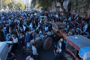 Protesta y tractorazo de sectores del campo en Plaza de Mayo
