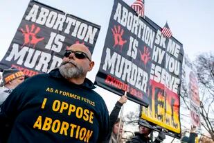 Manifestantes contra el aborto se concentran frente a la Corte Suorema, Washington, miércoles 1 de diciembre de 2021. Los jueces debaten una ley de Mississippi de 2018 que prohibiría el aborto pasadas las 15 semanas de embarazo. (AP Foto/Andrew Harnik)