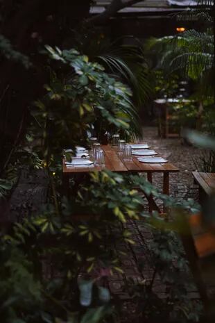 En el patio pleno de verde exuberante de Chuí es un gran plan disfrutar del atardecer.