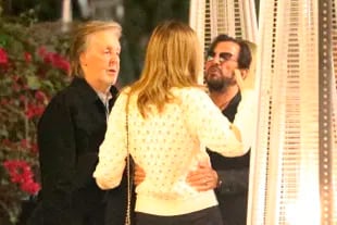 Paul McCartney y Ringo Starr cenaron con sus esposas y con una pareja amiga