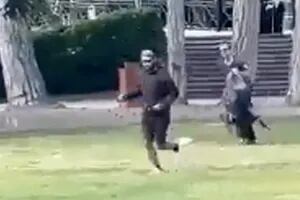 Un refugiado sirio atacó con un cuchillo a cuatro niños en un parque: el video de la agresión