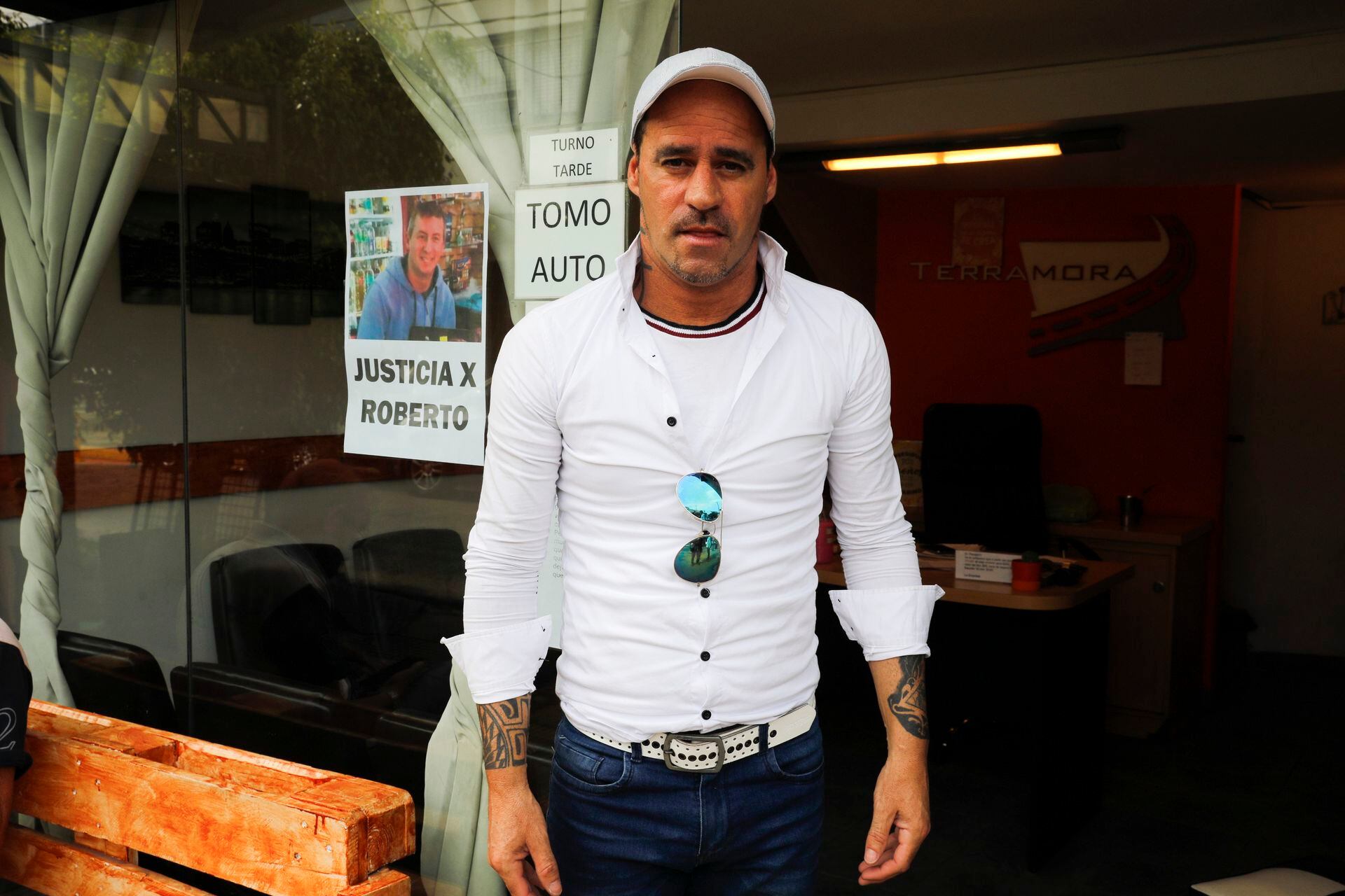 Javier Araya atiende una remisería en el centro de Ramos Mejía y quiere que su hijo se vaya del barrio