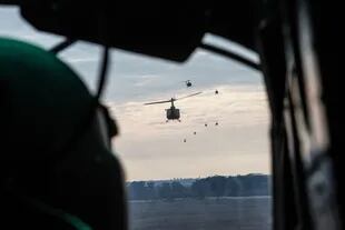 Los helicópteros sobrevuelan el Río de la Plata