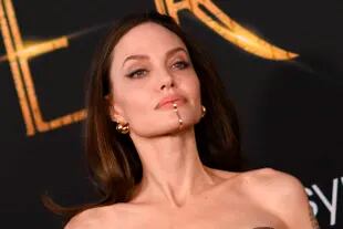 La actriz estadounidense Angelina Jolie llega al estreno mundial de "Eternals" de Marvel Studios en el Dolby Theatre de Los Ángeles, el 18 de octubre de 2021. (Foto de VALERIE MACON / AFP)