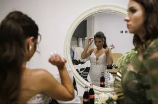 Liliya Vilenchik se prepara para su casamiento en Moshav Ora, Israel. Ella y su esposo, Alex Vilenchik, decidieron ignorar las costumbres ortodoxas y se quedaron juntos en la habitación antes del inicio de la ceremonia